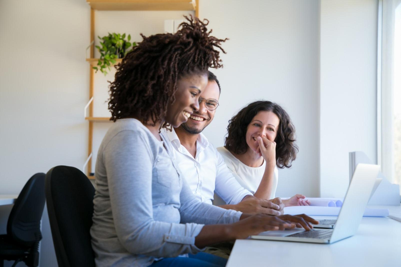 Ambiente di studio con libri di psicologia e materiali di ricerca scientifica