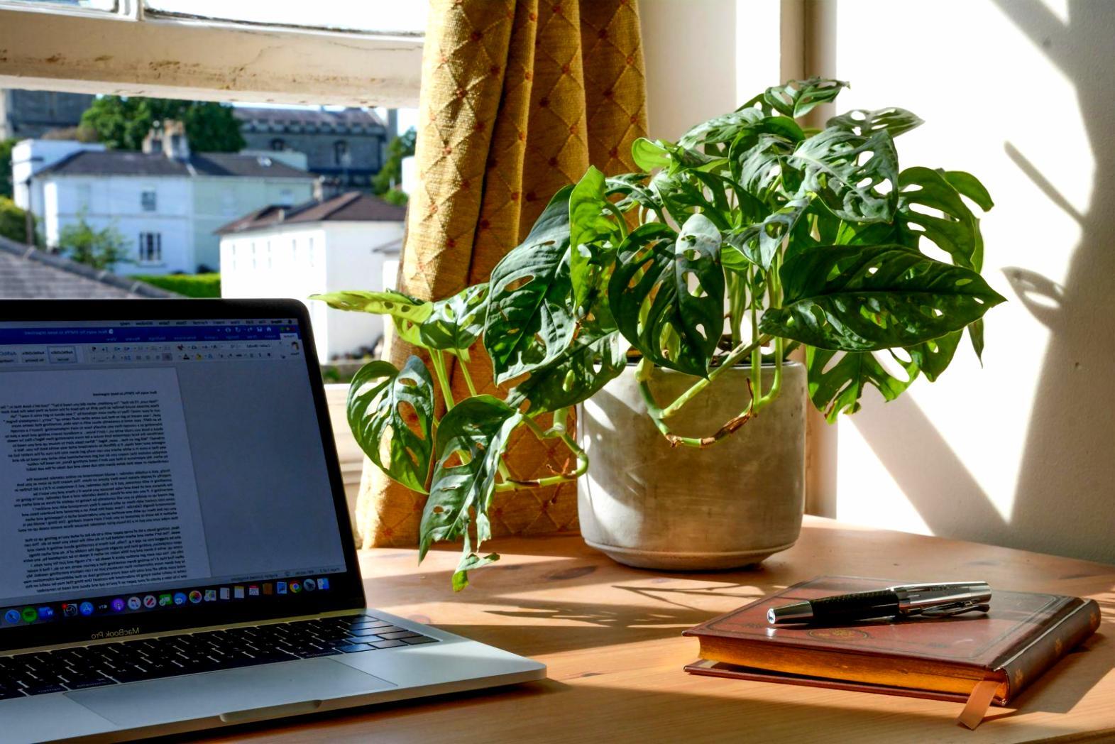 Illustrazione del processo di analisi psicologica personalizzata con tecnologie avanzate